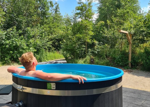 images/accommodations/gallerys/vliersche-veld-algemeen/Hottub-met-buitendouche-Vliersche-Veld.jpg